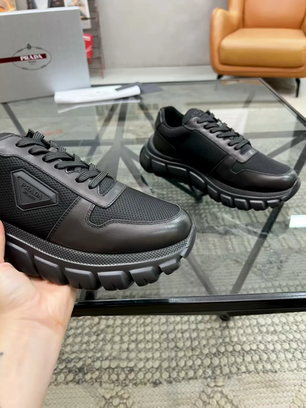 P420 Yuan 38-45 Prada Prada’s new men’s genuine leather sneakers, the highest version on the market, any comparison is welcome🆚! The original leather has excellent texture and is super high-end! Fetal sheep net lining imported from Italy, removable pad! Luxurious materials and fine workmanship, highly recommended!